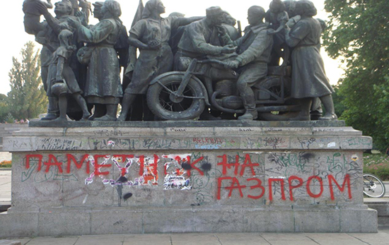 Bilde og graffiti-tekst: Gazprom-Monumentet (på bulgarsk). Foto: Kiril Avramov